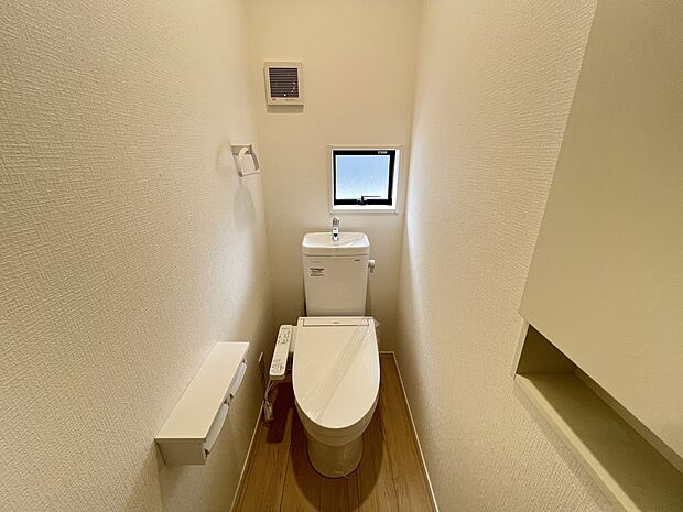 【トイレ】トイレは各階にご用意。ウォシュレット機能付き