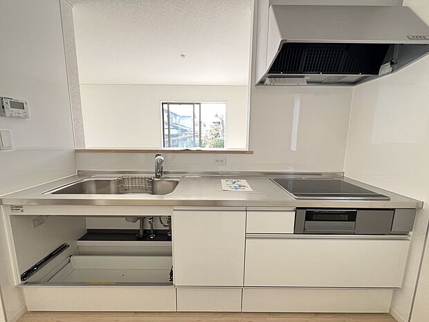 【キッチン】扱いやすいシステムキッチンで毎日のお料理もはかどります(1号棟)