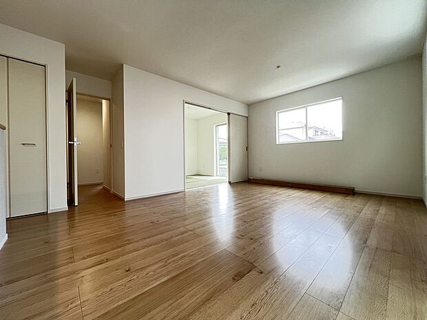 【リビング】家族団らんにピッタリの明るく開放的なリビング　是非現地でご体感ください