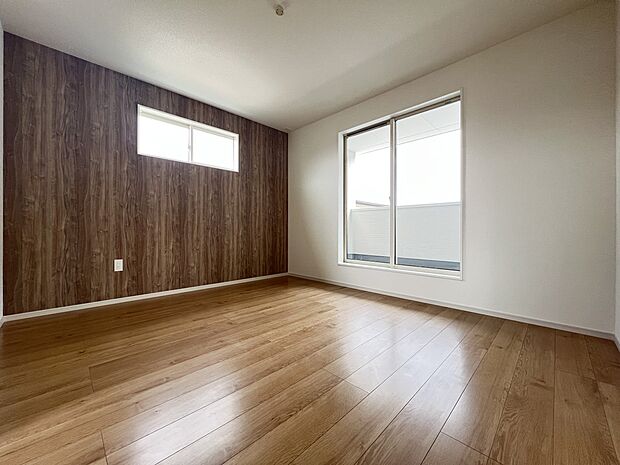 【洋室】洋室7帖　アクセントクロスがお洒落なバルコニー付のお部屋です