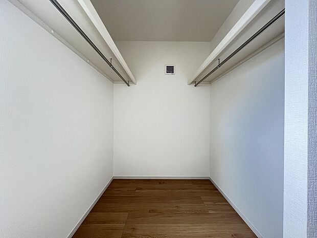 【収納】ウォークインクローゼットはシーズン外の家電や衣類も沢山収納できるので助かりますね