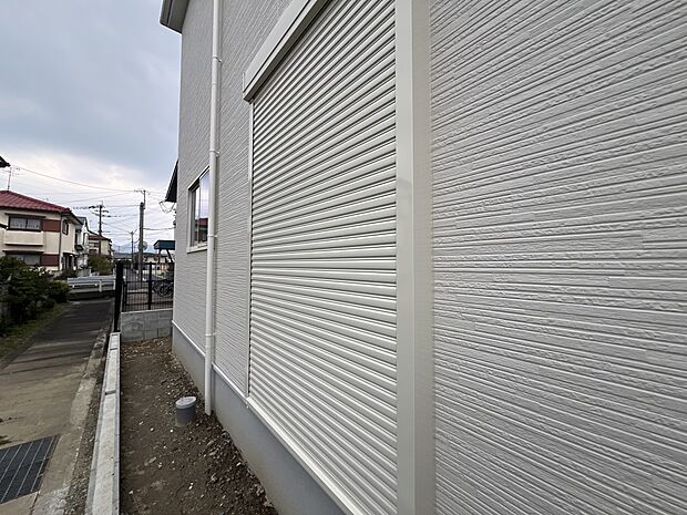 【防犯設備】外観を損なわないシンプルなデザインのシャッター。防犯や台風対策に効果的です