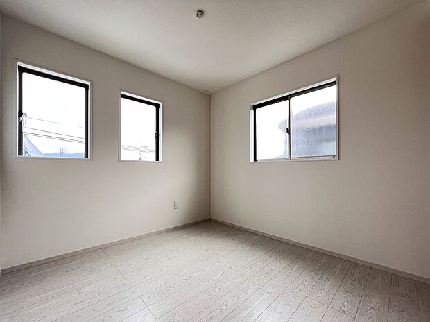 【同仕様写真(その他内観)】洋室6帖 2階の全居室6帖以上のゆとりある住空間です(2号棟同仕様)