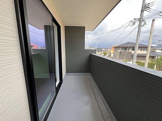 【バルコニー】洋室8.5帖から出入り可能なバルコニー(4号棟)