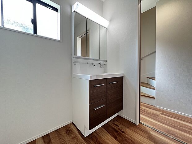 【洗面台・洗面所】三面鏡仕様の洗面化粧台(4号棟)