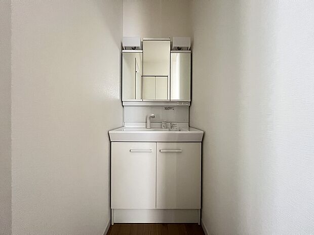 【洗面台・洗面所】洗面化粧台は三面鏡仕様で収納スペースもしっかり確保しております