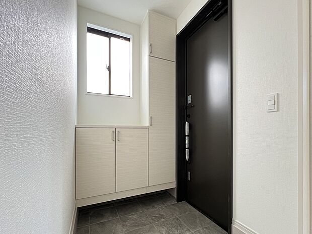 【同仕様写真(その他内観)】シューズボックス付きの明るい玄関(同仕様)