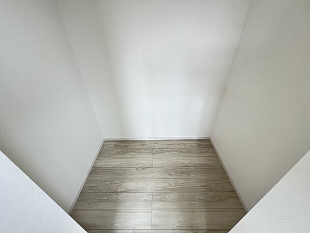 【収納】7.5帖の洋室に付設されたウォークインクローゼット