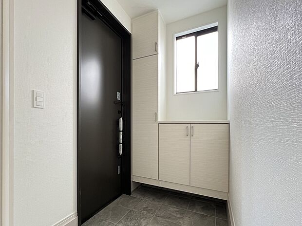 【同仕様写真(その他内観)】シューズボックス付きの玄関(同仕様)