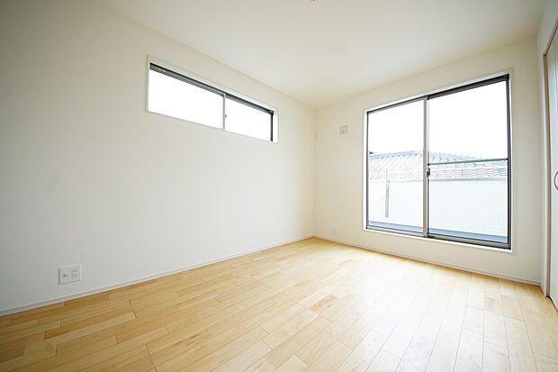 【同仕様写真(その他内観)】洋室7帖　バルコニーに面した2面採光仕様のお部屋です(1号棟同仕様)