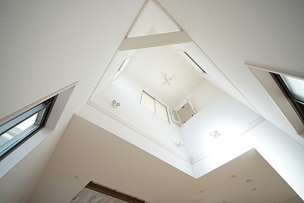 【同仕様写真(その他内観)】リビング上部は吹き抜け仕様です(1号棟同仕様)