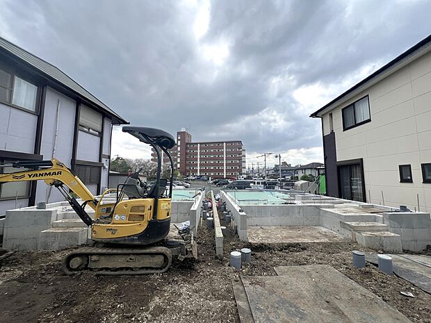 【現地外観写真】全2棟現地  左：2号棟　右：1号棟