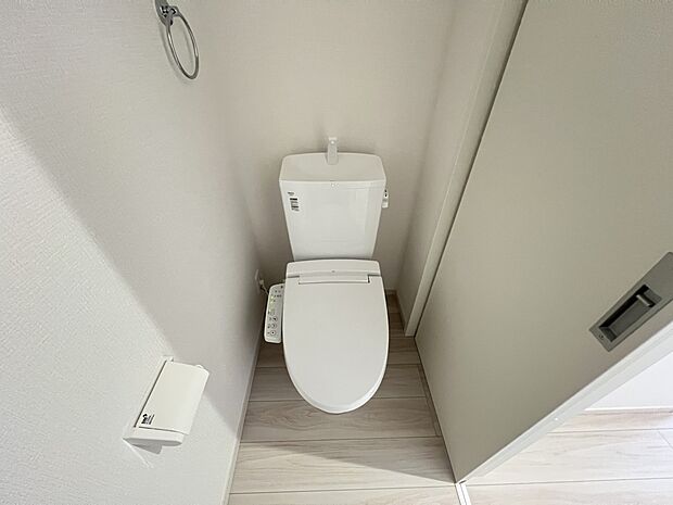 【同仕様写真(その他内観)】トイレは各階にご用意。ウォシュレット機能付(2号棟同仕様)