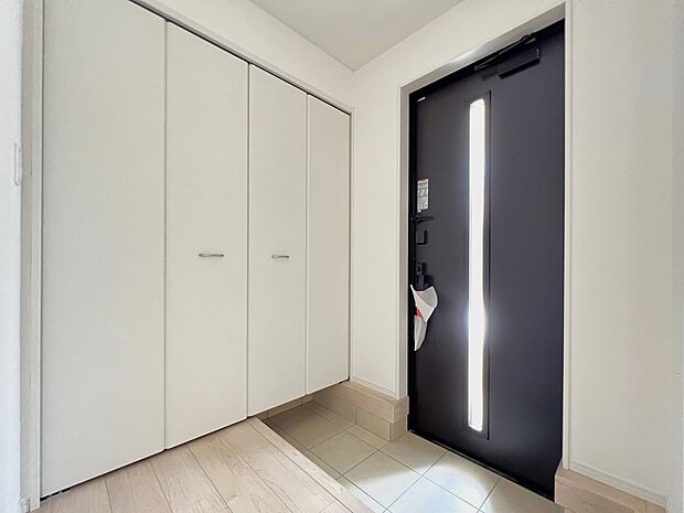 【同仕様写真(その他内観)】シューズボックス付きの玄関(2号棟同仕様)