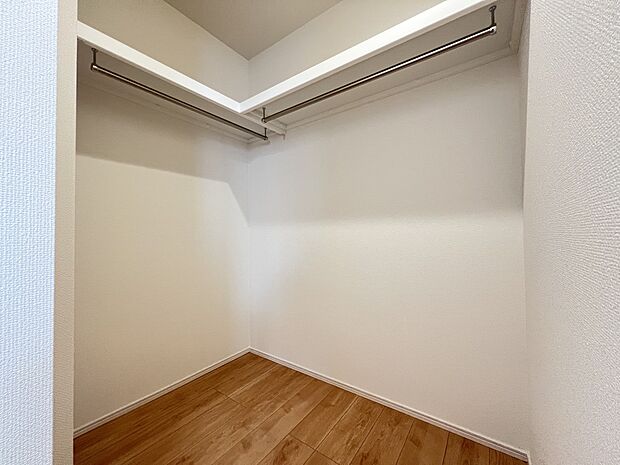 【同仕様写真(その他内観)】ハンガーパイプ付きのウォークインクローゼット(同仕様)