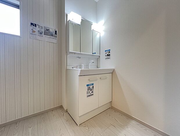 【同仕様写真(その他内観)】三面鏡仕様の洗面化粧台(同仕様)