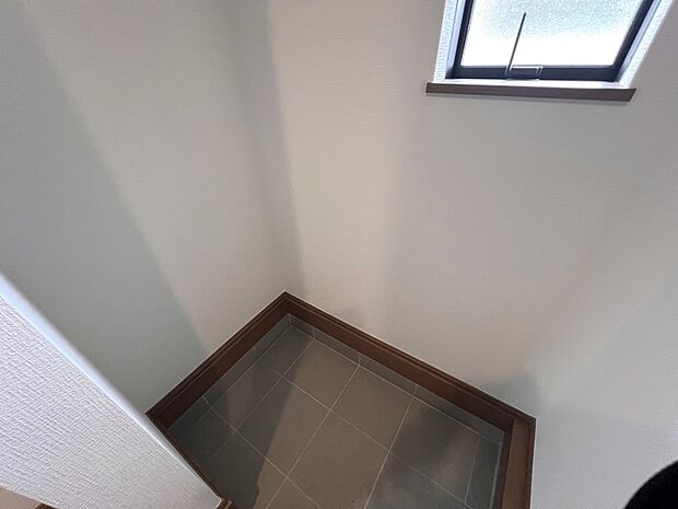 【その他内観】ベビーカーやアウトドアグッズ等の収納に役立つシューズインクローク(同仕様)