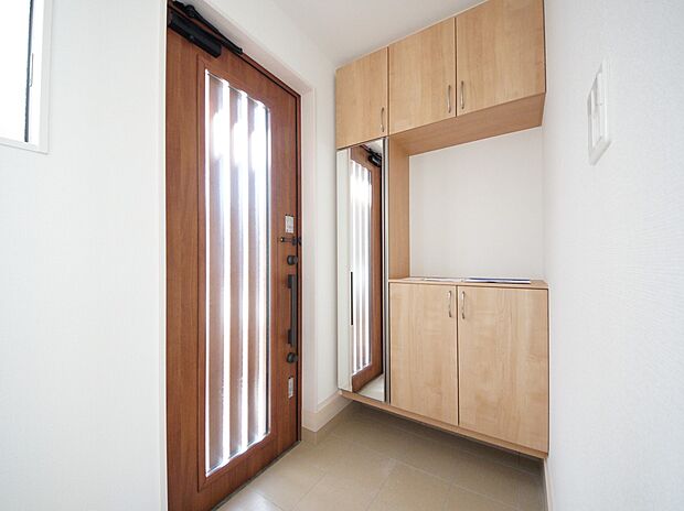 【同仕様写真(その他内観)】シューズボックス付の玄関スペース(同仕様)