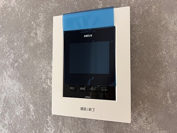 【防犯設備】TVモニター付きインターホン　手放し通話ができ、  送話表示灯で送話・受話状態が確認できます（同仕様)