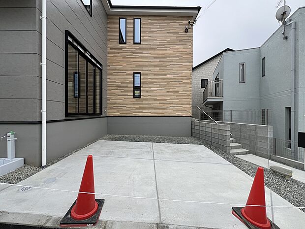 【駐車場】お車は2台並列で駐車可能です