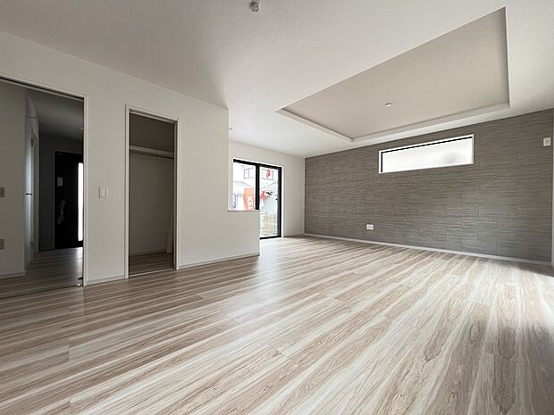 【リビング】LDK21帖　広々としたリビングは居心地よい空間　家族団らんにピッタリです