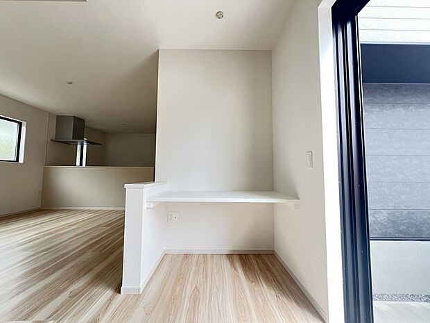 【リビング】リビングに設けられたスタディカウンター