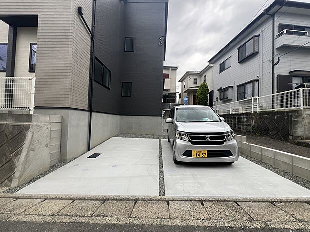 【駐車場】お車は2台並列で駐車可能です