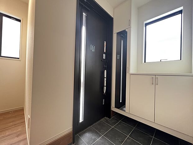 【玄関】玄関には姿見付きのシューズボックスをご用意しました