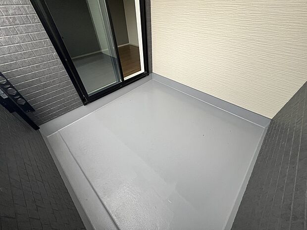 【バルコニー】7.75帖の洋室から出入り可能なバルコニー　南向きで陽当たり良好です！