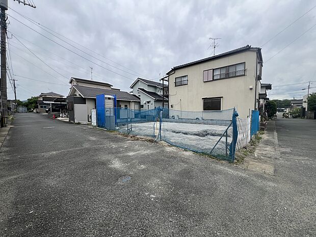 【前面道路含む現地写真】前面道路 北側5.9m公道、東側4.9m公道、南側3.2m公道