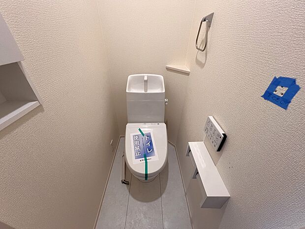 【その他内観】トイレは各階にご用意。ウォシュレット機能付き(1号棟同仕様)