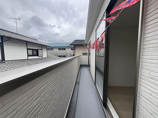 【バルコニー】2部屋から出入り可能なバルコニー 南向きで陽当たり良好!
