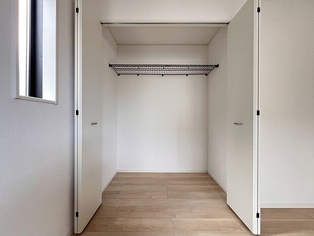 【同仕様写真(その他内観)】クローゼット収納(同仕様)