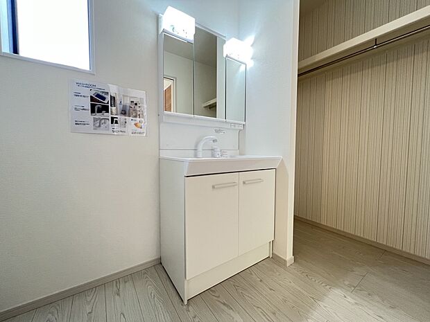 【同仕様写真(その他内観)】三面鏡仕様の洗面化粧台 洗面所は広めの設計です(同仕様)