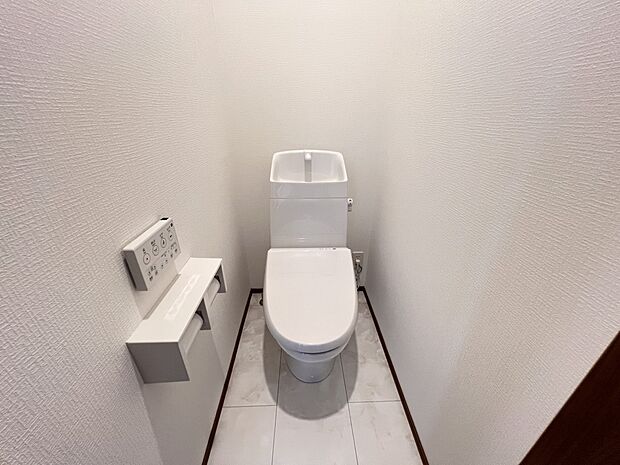 【同仕様写真(その他内観)】トイレは各階にご用意。ウォシュレット機能付き(同仕様)