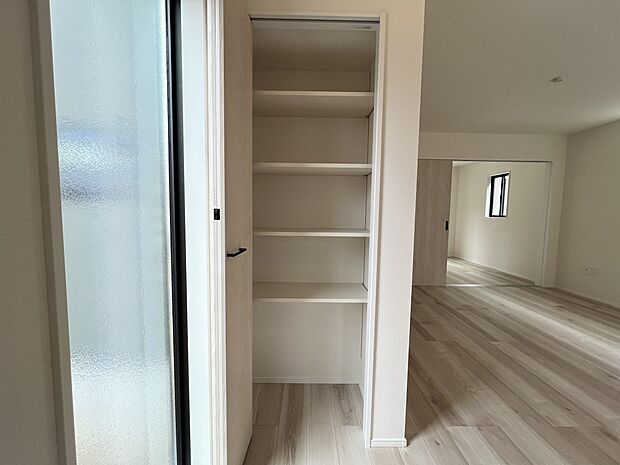 【収納】キッチンには便利なパントリー収納を設置しました