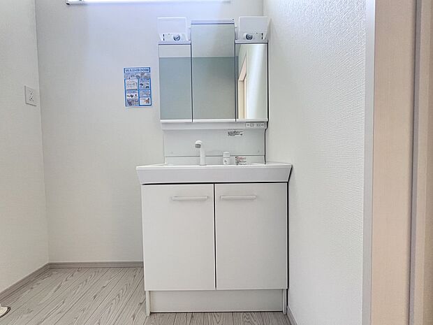 【同仕様写真(その他内観)】三面鏡仕様の洗面化粧台(1号棟同仕様)