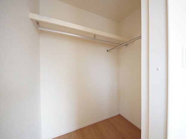 【同仕様写真(その他内観)】ウォークインクローゼット(1号棟同仕様)