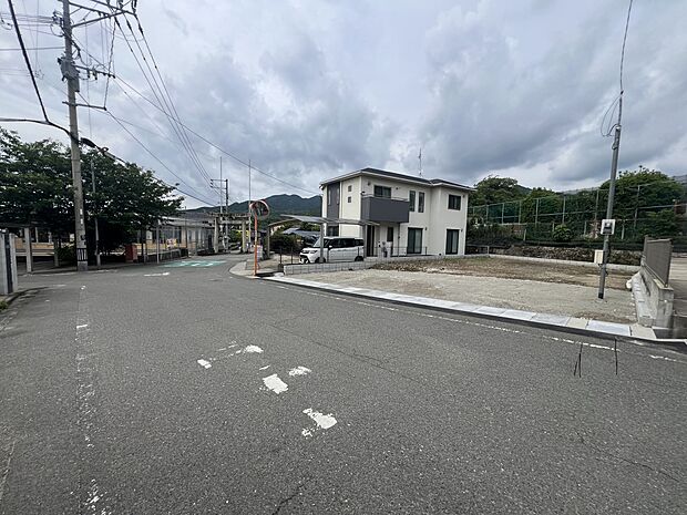 【前面道路含む現地写真】前面道路：西側8ｍ公道