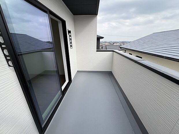 【同仕様写真(その他内観)】2階のメインとなるお部屋にはバルコニーを設置！(同仕様)