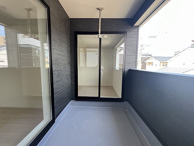【バルコニー】2部屋から出入り可能なバルコニー　インナータイプです