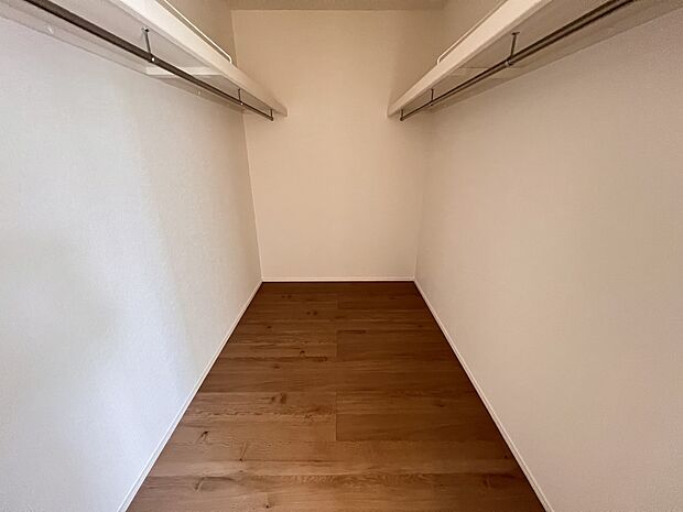 【同仕様写真(その他内観)】ハンガーパイプ付きのウォークインクローゼット(2号棟同仕様)