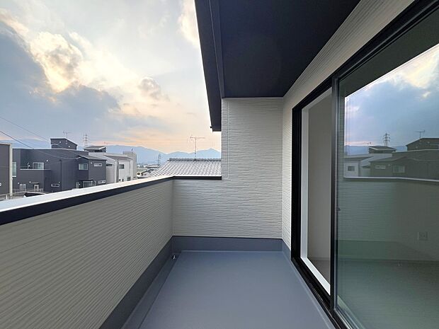 【同仕様写真(その他内観)】バルコニーは南向き！陽当たり良好です(2号棟同仕様)