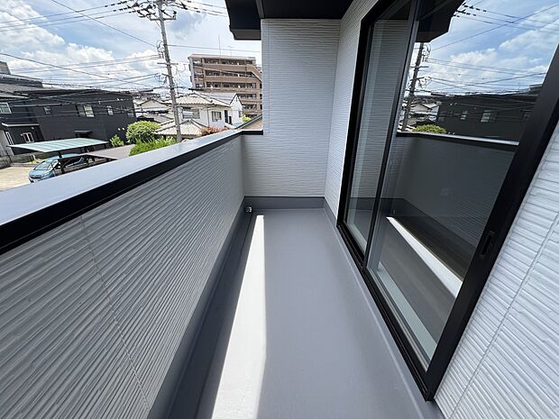 【バルコニー】南向きのバルコニーは陽当たり良好です
