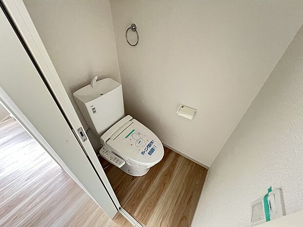 【トイレ】トイレは各階にご用意　ウォシュレット機能付き