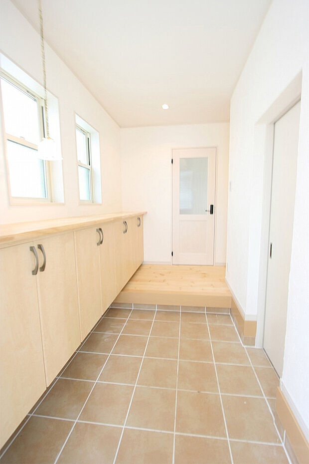 【建物プラン例（内観写真）】明るい玄関には玄関収納の他にもシューズ・イン・クローゼットを完備※当社施工例