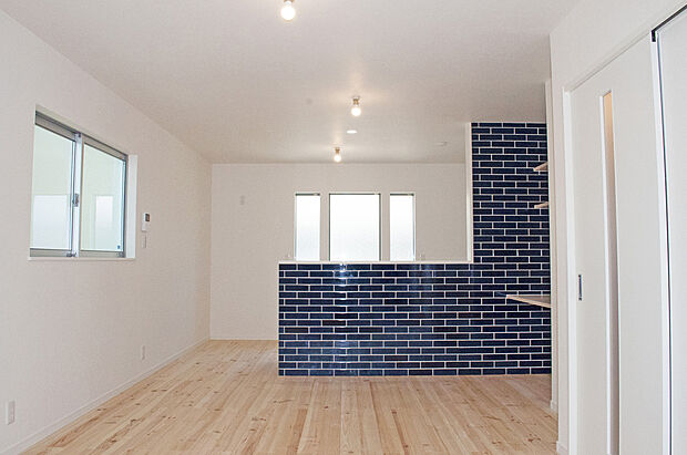 【建物プラン例（内観写真）】ボルドーパインの無垢フローリングとタイル仕上げのキッチンフェイスが映えるカフェテイストLDK※当社施工例