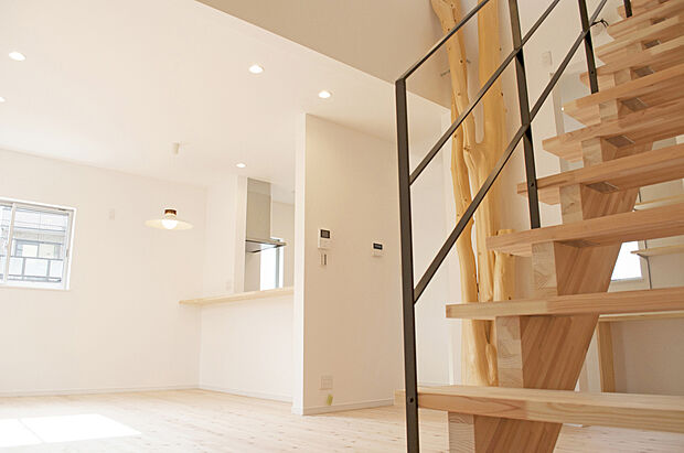 【建物プラン例（内観写真）】吉野杉の無垢材フローリングとシンボルツリーのある吹き抜けが特徴の広いリビング空間※当社施工例