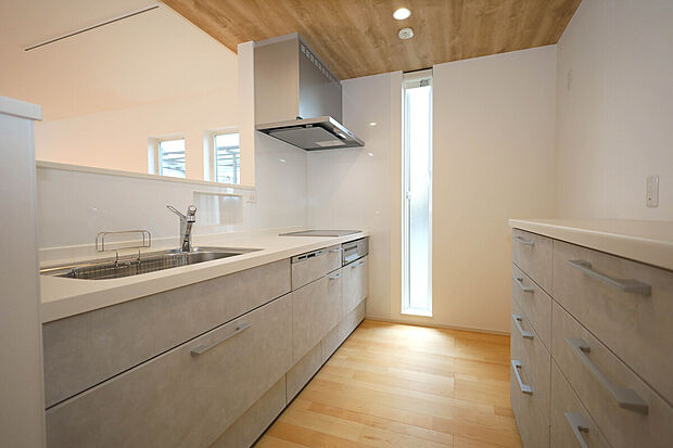 【建物プラン例（内観写真）】リビング空間を見渡せる対面式システムキッチンで、小さなお子様のいるご家庭でも安心です※当社施工例