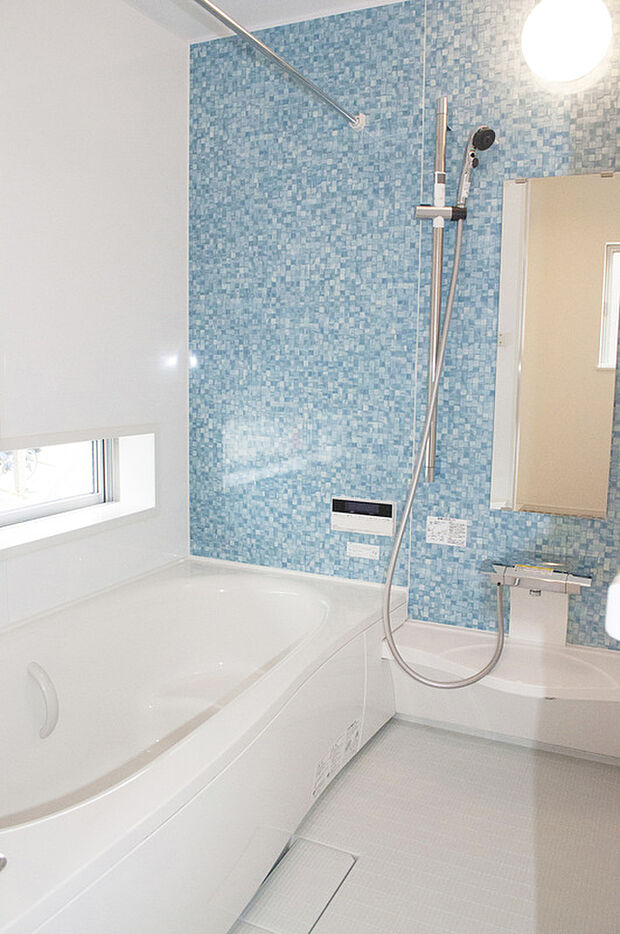 【建物プラン例(内観写真)】窓から坪庭の見える広々1坪タイプのシステムバス※当社施工例